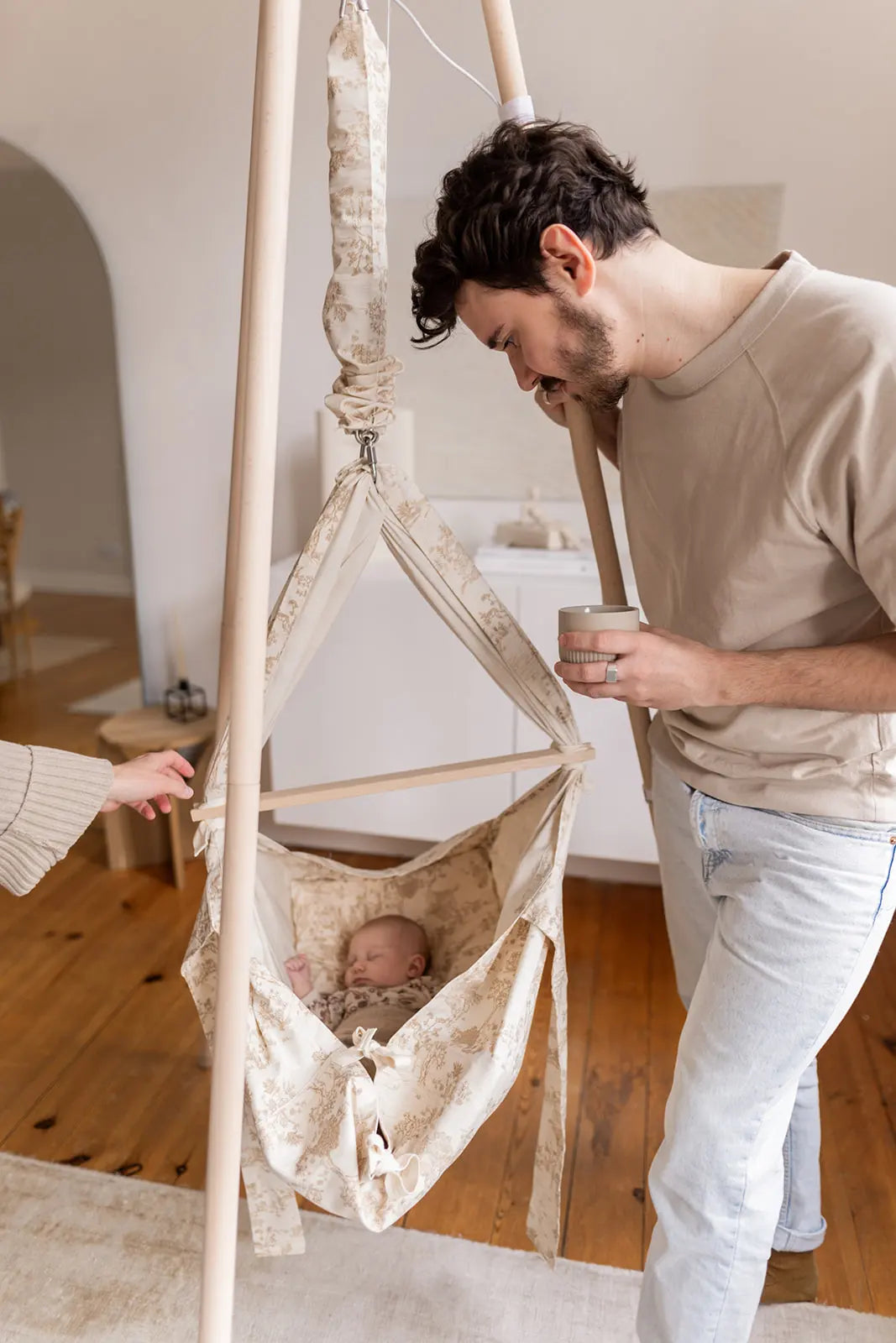 De babyhangmat met motor en frame voor je baby